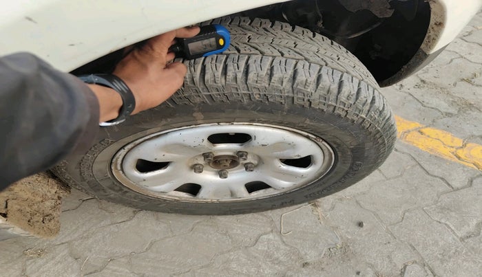 2013 Renault Duster RXE PETROL, Petrol, Manual, 1,37,744 km, tyre