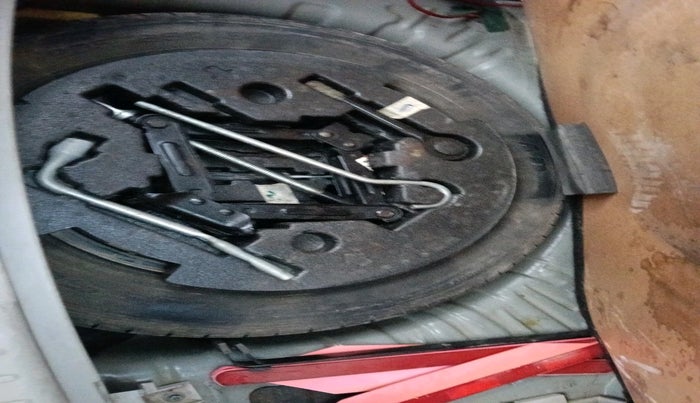 2021 Mahindra XUV300 W6 1.2 PETROL, Petrol, Manual, 70,691 km, tyre