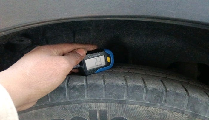 2021 Mahindra XUV300 W6 1.2 PETROL, Petrol, Manual, 70,691 km, tyre