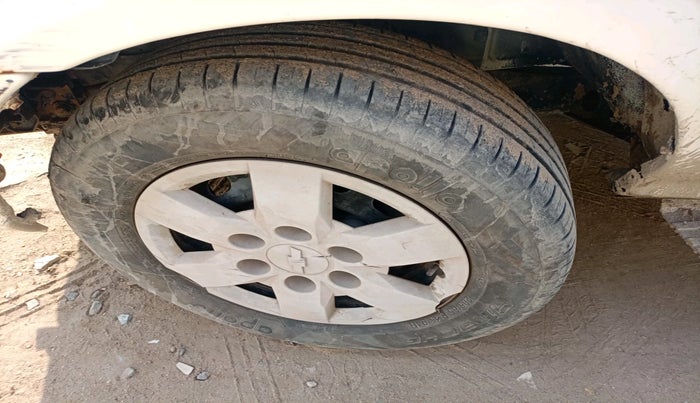 2015 Chevrolet Tavera NEO 3 LS 10 STR BS III, Diesel, Manual, 3,19,355 km, tyre