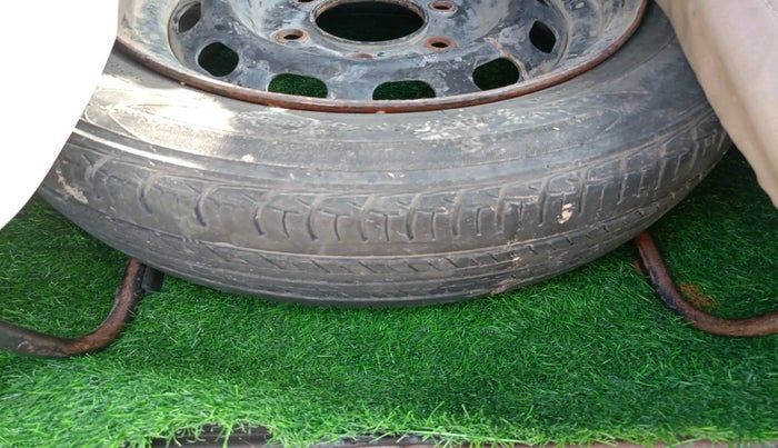 2015 Chevrolet Tavera NEO 3 LS 10 STR BS III, Diesel, Manual, 3,19,355 km, tyre