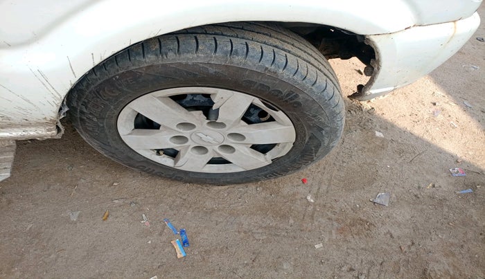 2015 Chevrolet Tavera NEO 3 LS 10 STR BS III, Diesel, Manual, 3,19,355 km, tyre