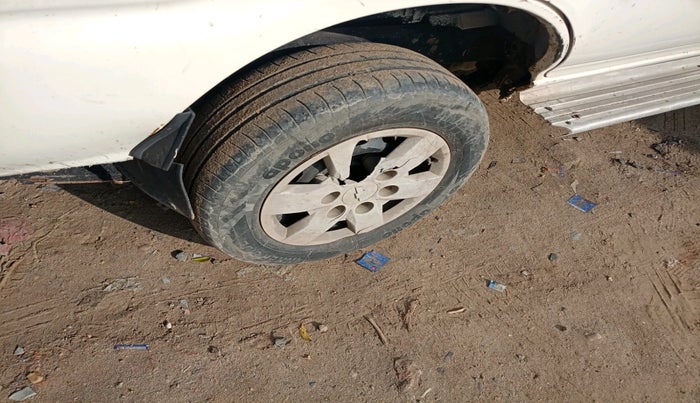 2015 Chevrolet Tavera NEO 3 LS 10 STR BS III, Diesel, Manual, 3,19,355 km, tyre