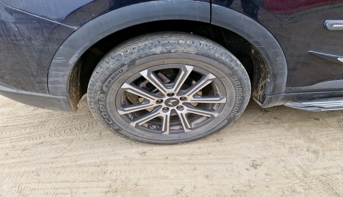 2023 Mahindra XUV700 AX 7 LUXURY D MT 7 STR, Diesel, Manual, 43,824 km, tyre