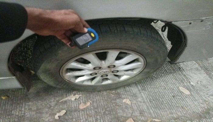 2012 Toyota Innova VX 2.5 7 STR, Diesel, Manual, 2,16,183 km, tyre