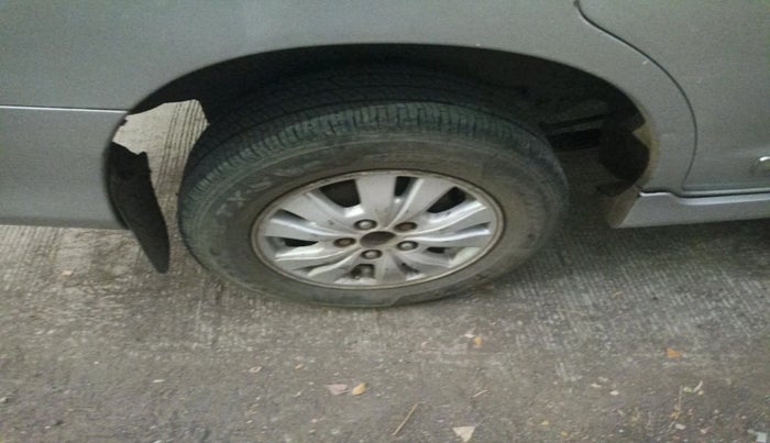 2012 Toyota Innova VX 2.5 7 STR, Diesel, Manual, 2,16,183 km, tyre