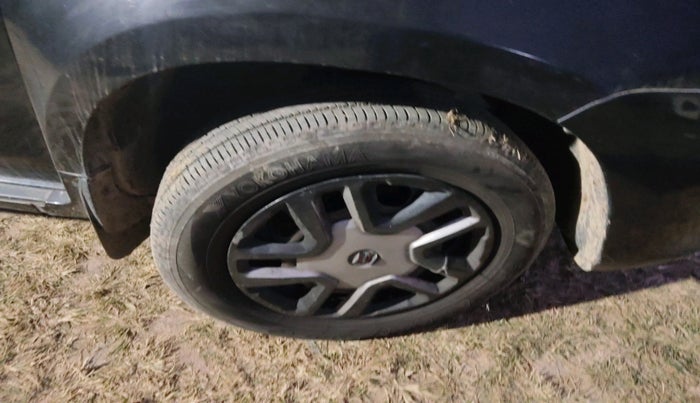 2013 Nissan Terrano XE (D), Diesel, Manual, 1,55,567 km, tyre