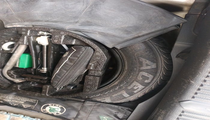 2011 Skoda Fabia ELEGANCE 1.2 MPI, Petrol, Manual, 72,776 km, tyre