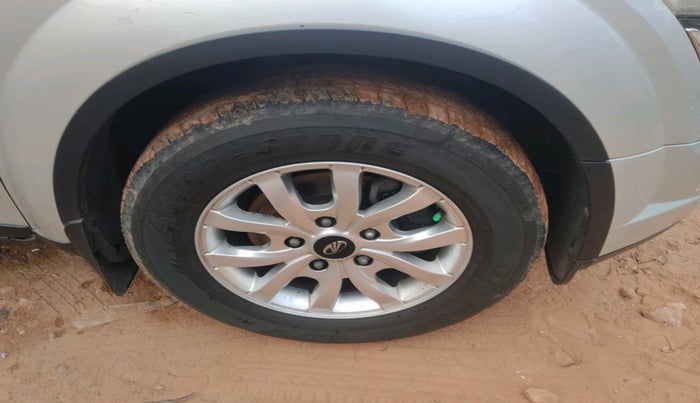 2015 Mahindra XUV500 W10, Diesel, Manual, 1,35,174 km, tyre