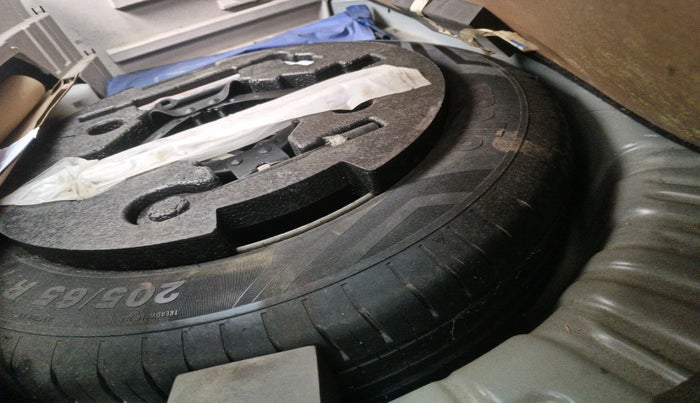 2022 Mahindra XUV300 W4 1.2 PETROL, Petrol, Manual, 37,759 km, tyre