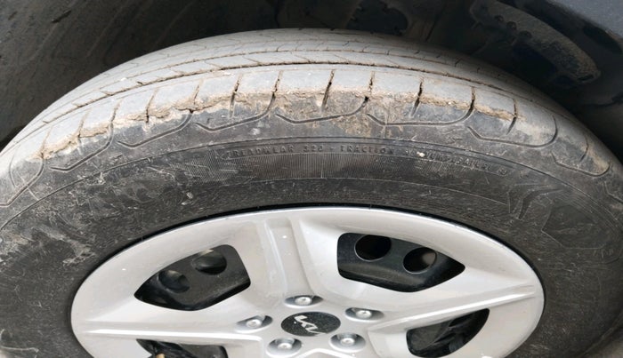 2024 KIA SELTOS  HTE 1.5 PETROL MT, Petrol, Manual, 17,708 km, tyre