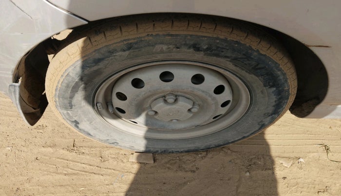 2015 Hyundai i10 MAGNA 1.1, Petrol, Manual, 1,48,537 km, tyre