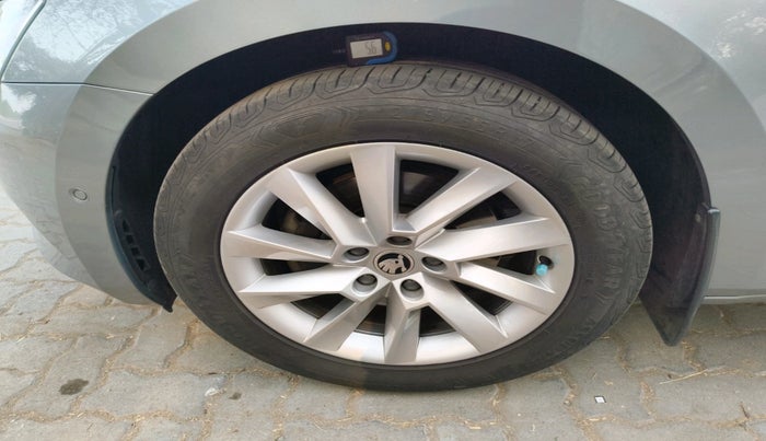 2019 Skoda Superb L&K 1.8 TSI AT, Petrol, Automatic, 64,800 km, tyre