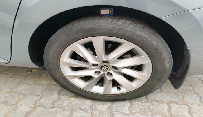 2019 Skoda Superb L&K 1.8 TSI AT, Petrol, Automatic, 64,800 km, tyre