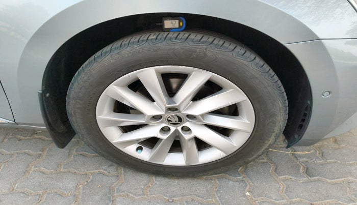 2019 Skoda Superb L&K 1.8 TSI AT, Petrol, Automatic, 64,800 km, tyre