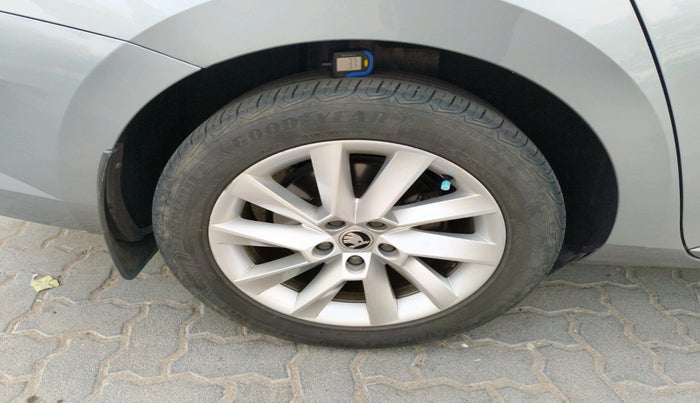 2019 Skoda Superb L&K 1.8 TSI AT, Petrol, Automatic, 64,800 km, tyre