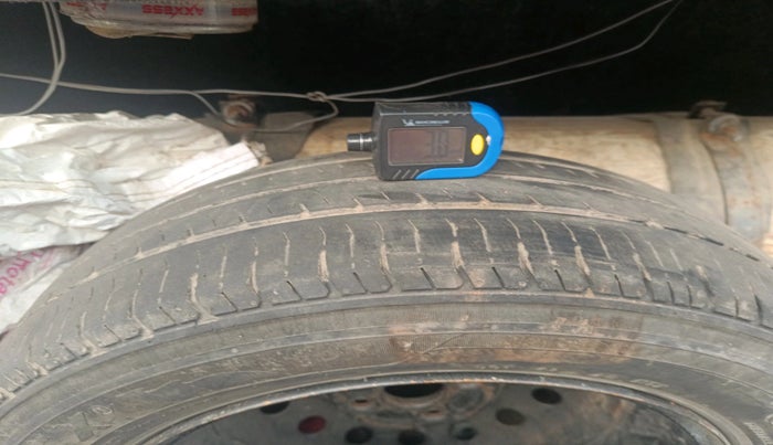 2011 Toyota Etios G, Petrol, Manual, 1,73,274 km, tyre