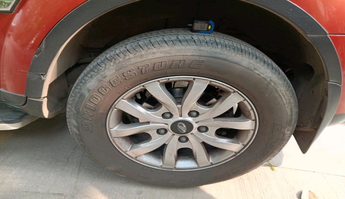 2015 Mahindra XUV500 W10, Diesel, Manual, 1,25,018 km, tyre