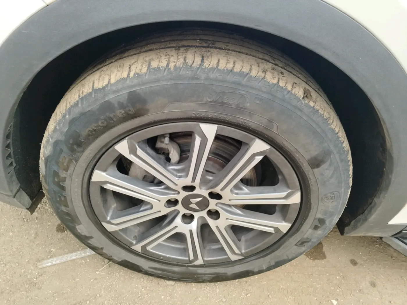 2023 Mahindra XUV700 AX 7 LUXURY P AT 7 STR, Petrol, Automatic, 35,000 km, tyre