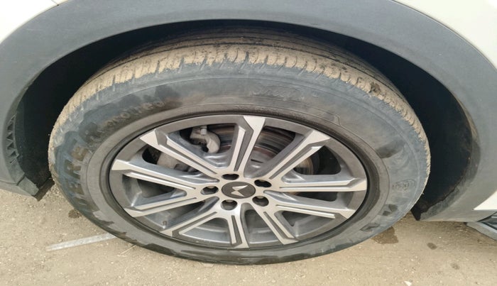 2023 Mahindra XUV700 AX 7 LUXURY P AT 7 STR, Petrol, Automatic, 34,911 km, tyre