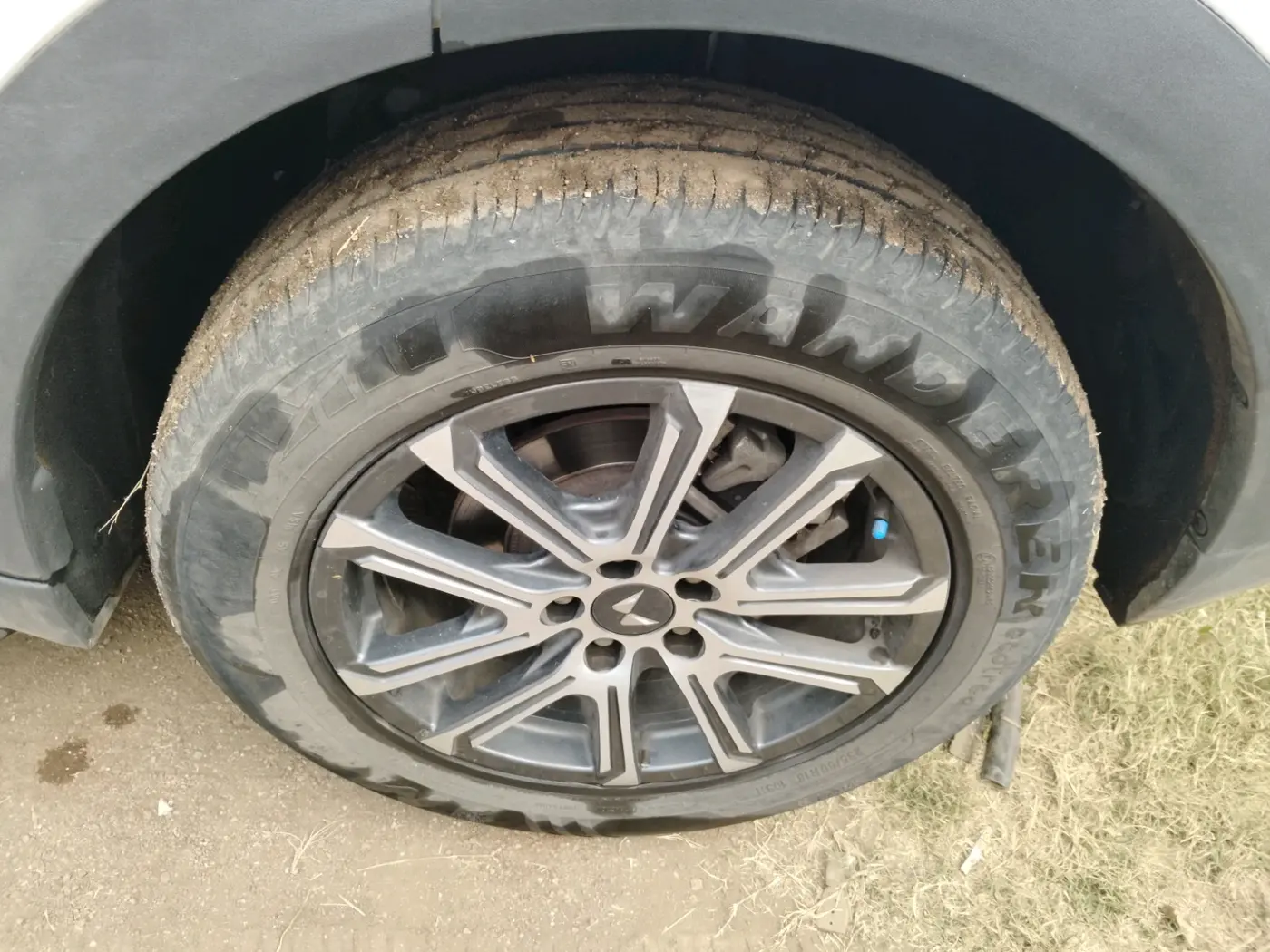 2023 Mahindra XUV700 AX 7 LUXURY P AT 7 STR, Petrol, Automatic, 35,000 km, tyre