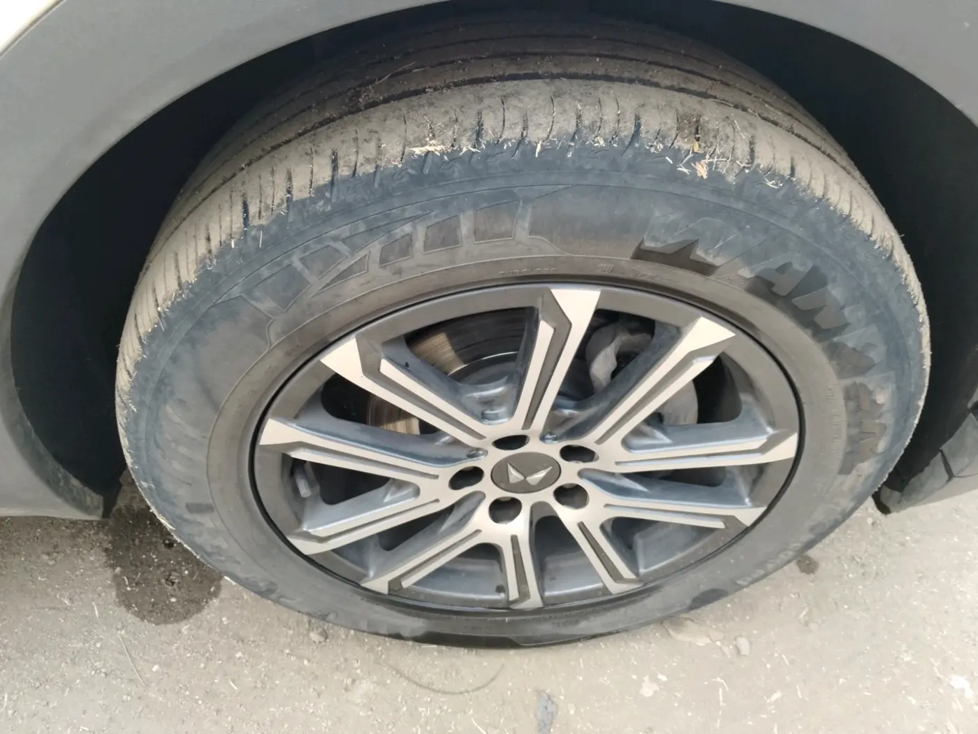 2023 Mahindra XUV700 AX 7 LUXURY P AT 7 STR, Petrol, Automatic, 35,000 km, tyre