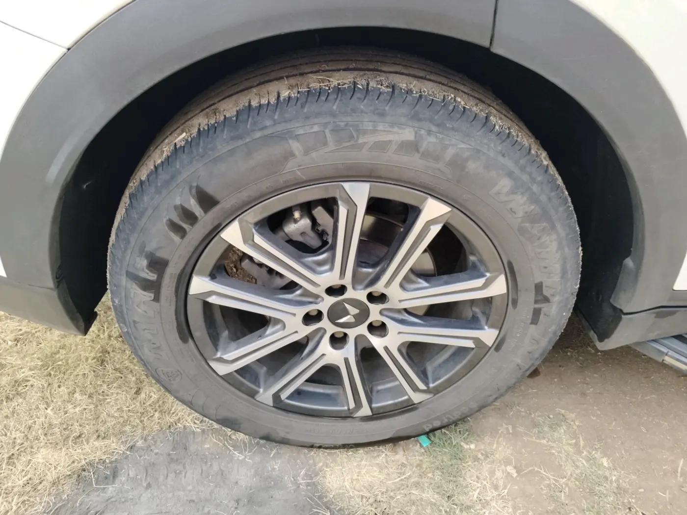2023 Mahindra XUV700 AX 7 LUXURY P AT 7 STR, Petrol, Automatic, 35,000 km, tyre