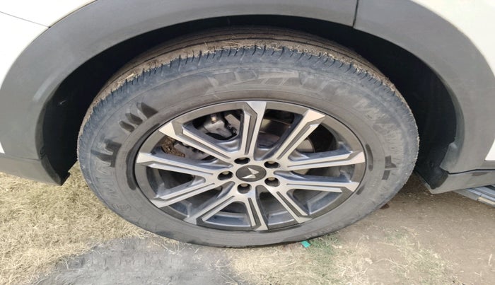 2023 Mahindra XUV700 AX 7 LUXURY P AT 7 STR, Petrol, Automatic, 34,911 km, tyre