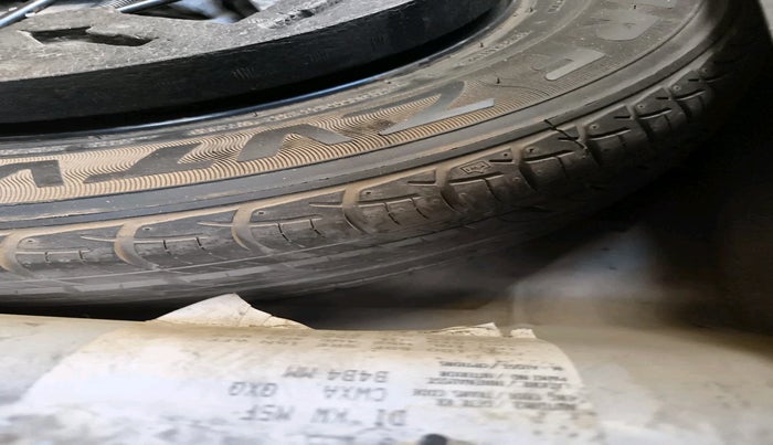 2016 Volkswagen Polo HIGHLINE1.5L, Diesel, Manual, 2,39,133 km, tyre