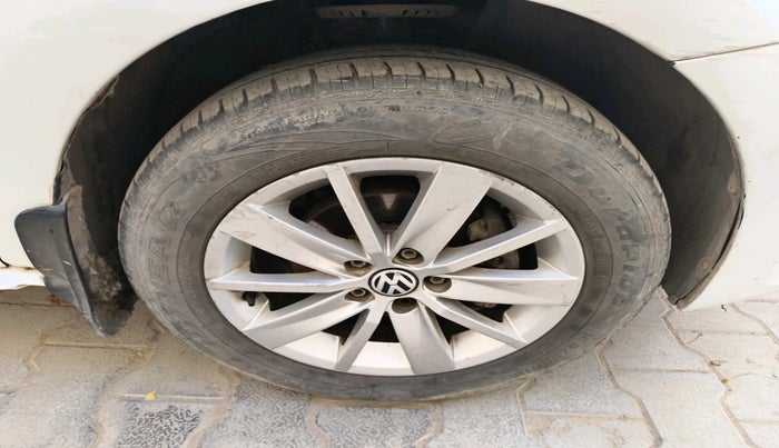 2016 Volkswagen Polo HIGHLINE1.5L, Diesel, Manual, 2,39,133 km, tyre