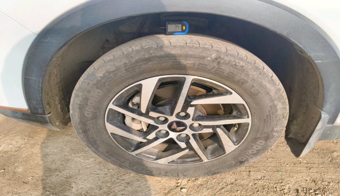 2024 Mahindra XUV400 EL Pro 34.5 KWH, Electric, Automatic, 40,200 km, tyre