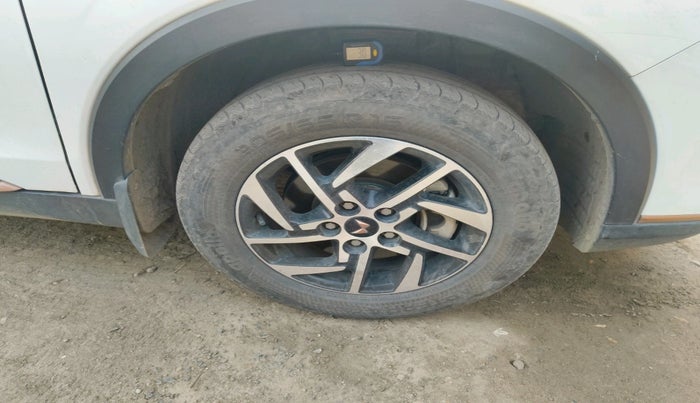 2024 Mahindra XUV400 EL Pro 34.5 KWH, Electric, Automatic, 40,200 km, tyre