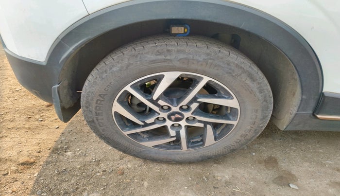 2024 Mahindra XUV400 EL Pro 34.5 KWH, Electric, Automatic, 40,200 km, tyre