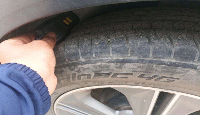 2016 Hyundai Creta SX PLUS AT 1.6 DIESEL, Diesel, Automatic, 1,21,831 km, tyre