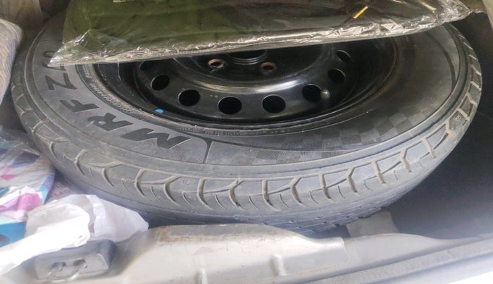 2013 Mahindra Verito Vibe CS 1.5 D6, Diesel, Manual, 1,01,883 km, tyre