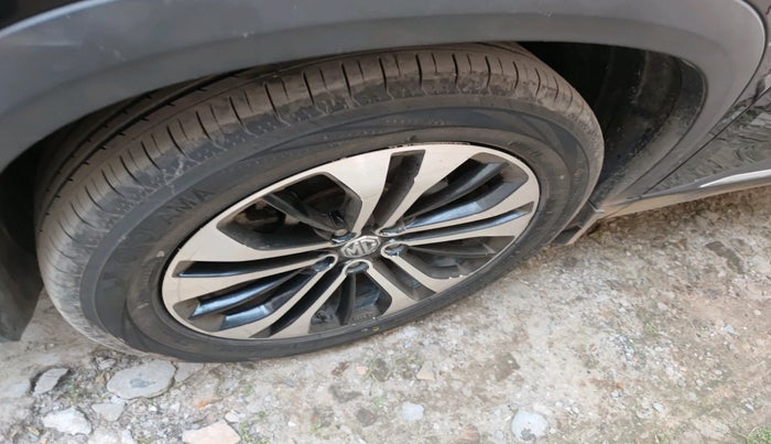 2021 MG HECTOR PLUS SHARP 1.5 PETROL TURBO CVT 6-STR, Petrol, Automatic, 1,65,789 km, tyre