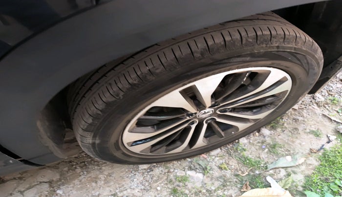 2021 MG HECTOR PLUS SHARP 1.5 PETROL TURBO CVT 6-STR, Petrol, Automatic, 1,65,789 km, tyre