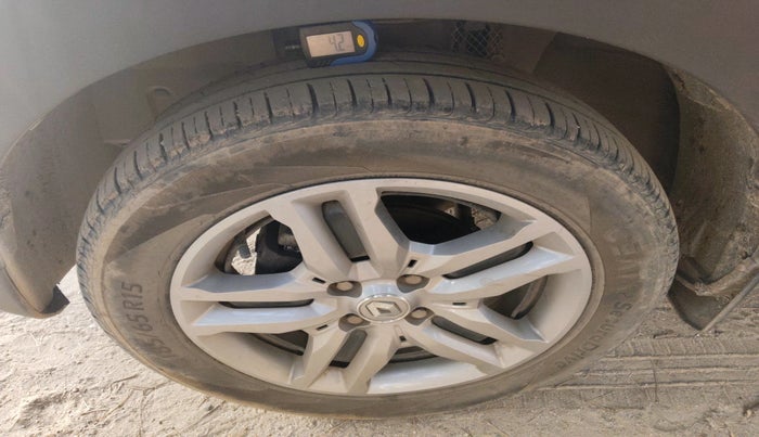 2022 Renault TRIBER RXZ DUAL TONE, Petrol, Manual, 30,247 km, tyre