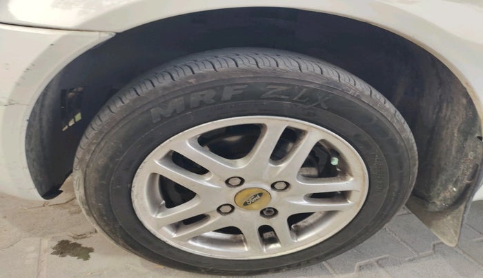 2011 Ford Fiesta SXI 1.6 PETROL, Petrol, Manual, 1,61,829 km, tyre