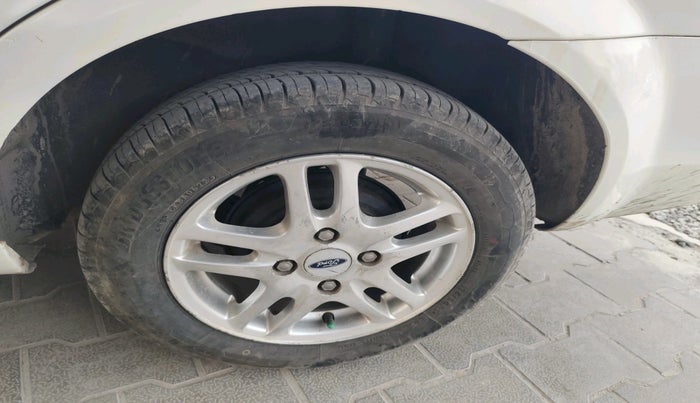 2011 Ford Fiesta SXI 1.6 PETROL, Petrol, Manual, 1,61,829 km, tyre