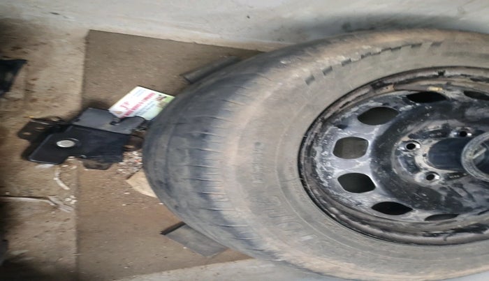 2011 Ford Fiesta SXI 1.6 PETROL, Petrol, Manual, 1,61,829 km, tyre