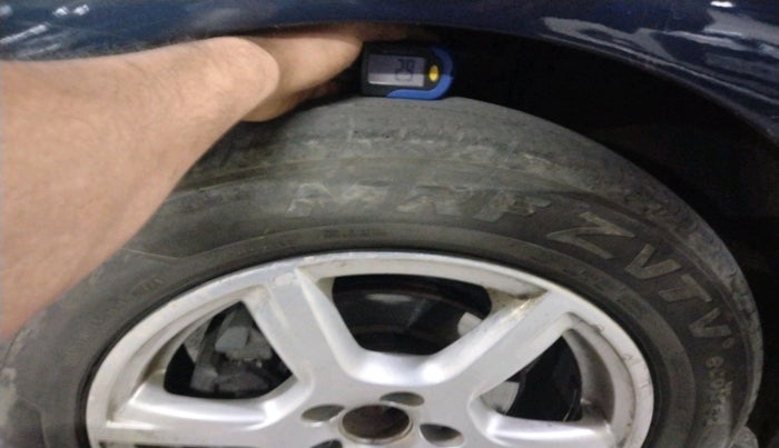 2013 Volkswagen Vento HIGHLINE DIESEL 1.6, Diesel, Manual, 1,10,042 km, tyre