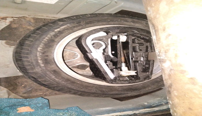 2013 Volkswagen Vento HIGHLINE DIESEL 1.6, Diesel, Manual, 1,10,042 km, tyre