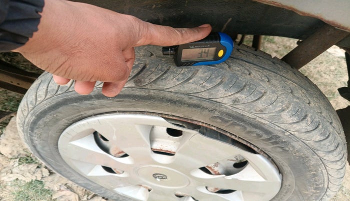 2013 Maruti Wagon R 1.0 LXI CNG, Petrol, Manual, 1,89,857 km, tyre