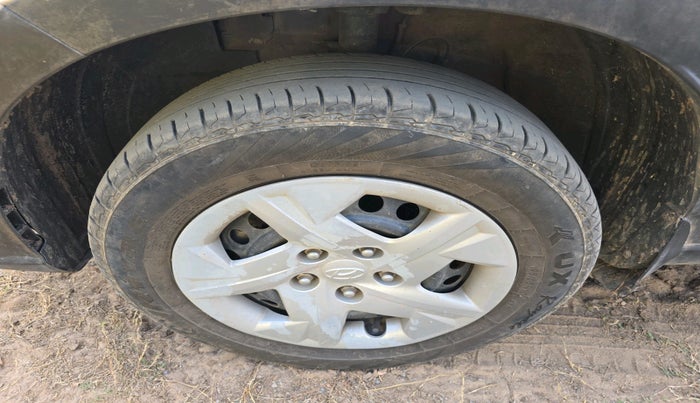 2019 Hyundai VENUE S 1.2, Petrol, Manual, 1,00,409 km, tyre