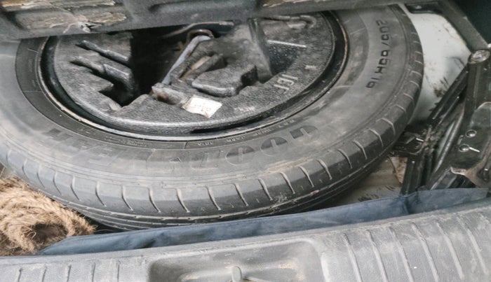 2015 Hyundai Creta SX 1.6 DIESEL, Diesel, Manual, 1,37,664 km, tyre