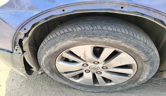 2015 Maruti S Cross ALPHA 1.3, Diesel, Manual, 2,05,002 km, tyre