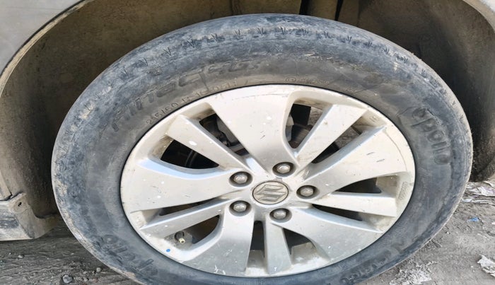 2015 Maruti S Cross ALPHA 1.3, Diesel, Manual, 2,05,002 km, tyre