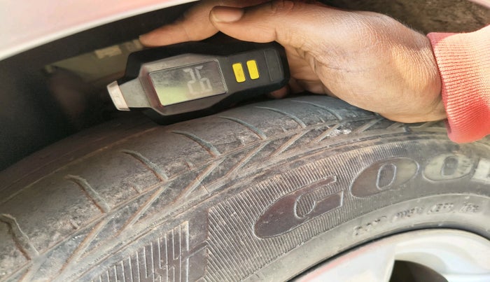 2013 BMW 3 Series 320d, Diesel, Automatic, 1,36,031 km, tyre