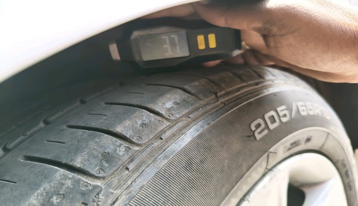 2013 BMW 3 Series 320d, Diesel, Automatic, 1,36,031 km, tyre